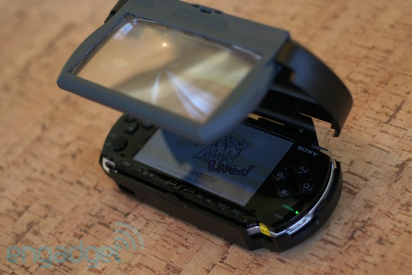 RealView V-Screen - повысит реалистичность игр на Sony PSP (7 фото + видео)