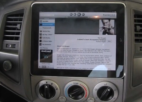 iPad в роли автомобильного развлекательного центра (видео)
