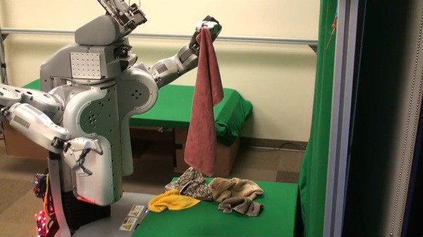 PR2 - робот складывающий полотенца (видео)