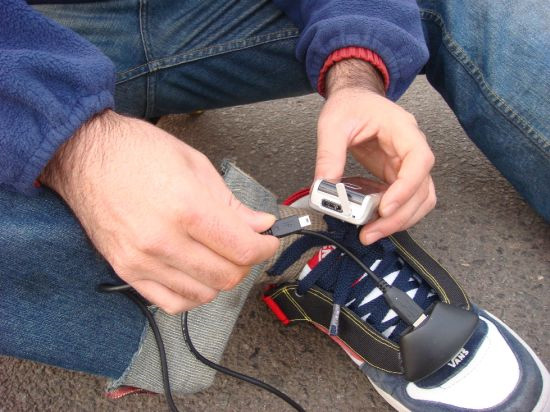 Концепт кроссовок с зарядным устройством (5 фото)
