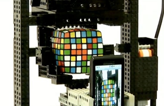 Motorola Droid собирает кубик Рубика