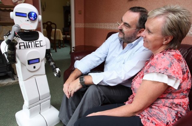 Британская пара "усыновила" робота (видео)