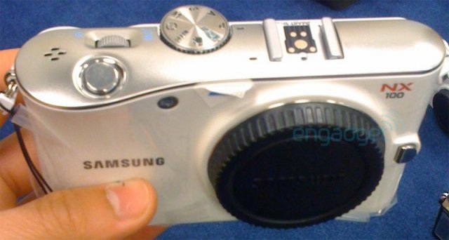 Фотокамера Samsung NX100 - первые живые фото
