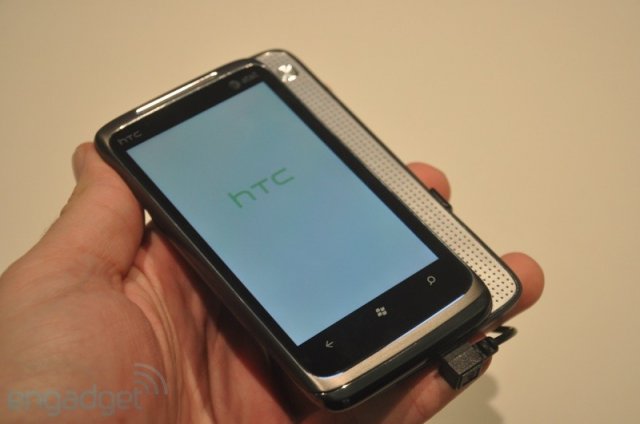 HTC 7 Surround - коммуникатор с выдвижными стереодинамиками (12 фото + видео)