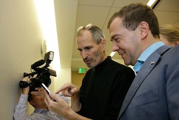 Стив Джобс подарил Медведеву неправильный iPhone (3 фото)