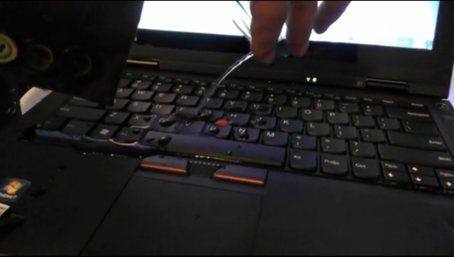 Тестирование водостойкости клавиатуры ThinkPad X1 (видео)