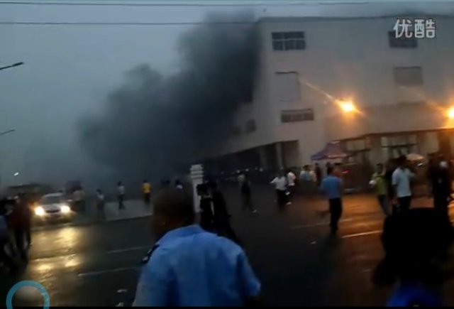 Взрыв на заводе Foxconn где собираются гаджеты Apple (видео)