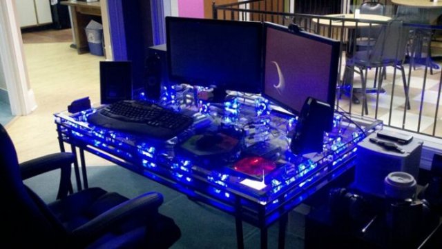 Компьютер встроенный в стол (7 фото)