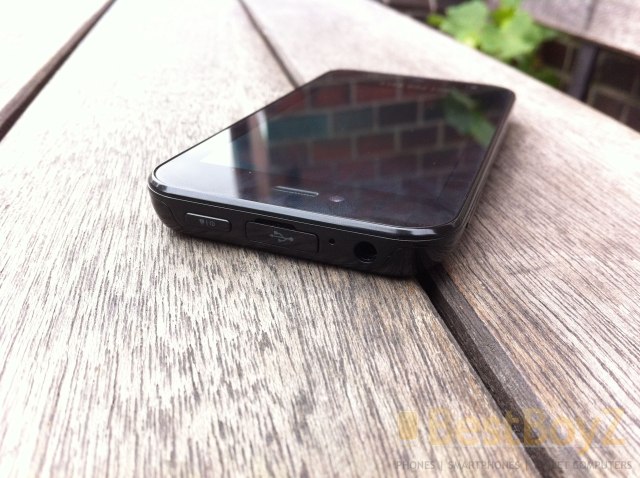 Неанонсированный LG E730 Optimus Sol - засветился на фото и видео