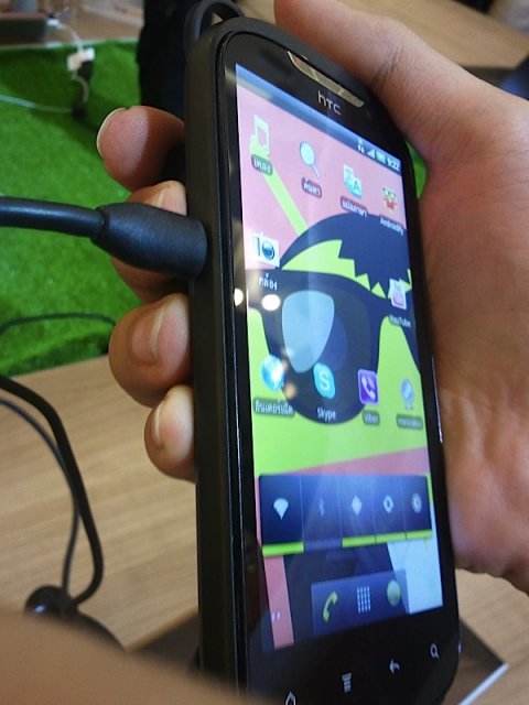 Неанонсированный смартфон - HTC Amaze 4G (5 фото)