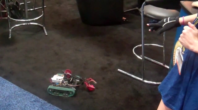 Управление роботом движением руки (видео)