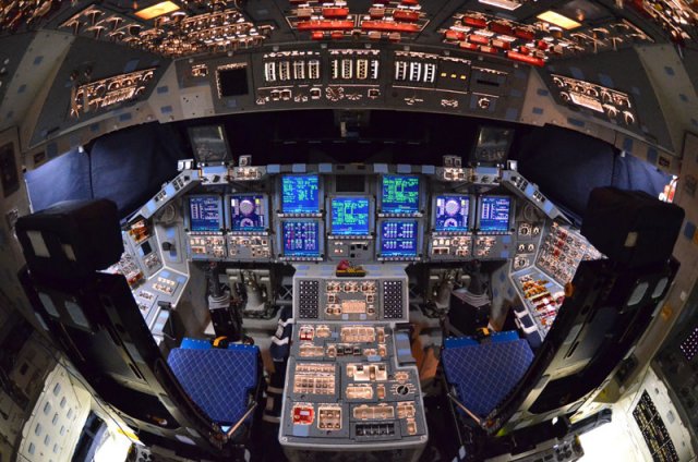 Кабина управления космического челнока Шаттл (12 фото)