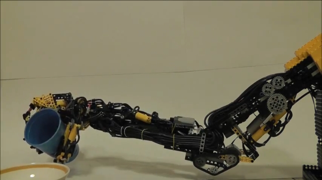 Механическая рука из конструктора Lego (видео)