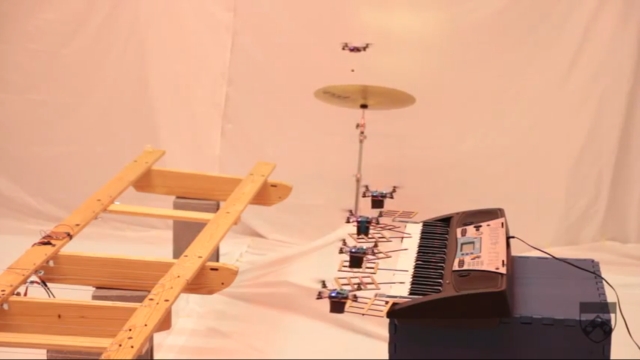 Музыкальное шоу миниатюрных квадрокоптеров (видео)