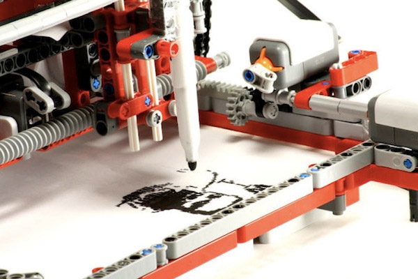 Плоттер из конструктора LEGO (2 фото + видео)