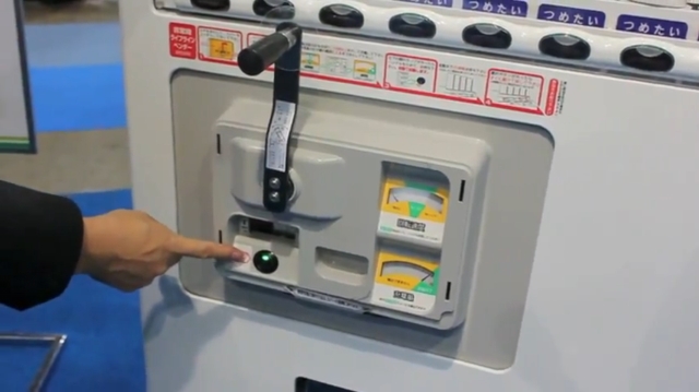 Автомат для продажи напитков с ручным приводом (видео)