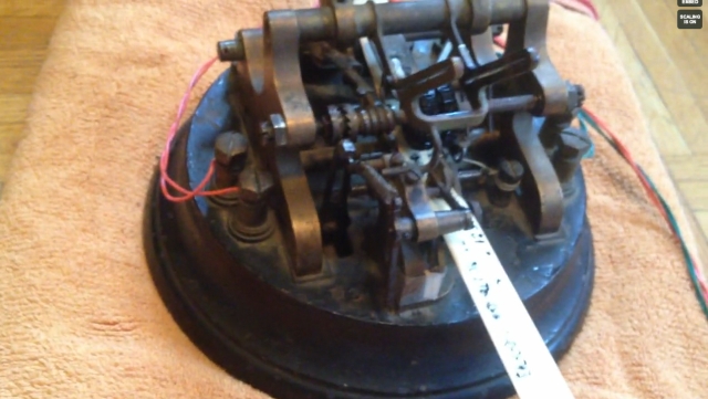 Подключение старинного телеграфного аппарата к ноутбуку (2 видео)