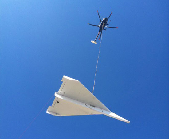 Гигантский бумажный самолёт в небе (видео)
