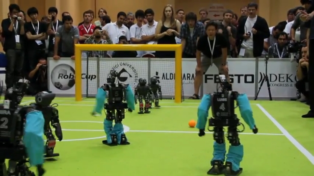Футбольная лига гуманоидных роботов (видео)