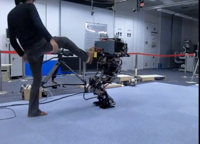 Японский робот с развитым чувством равновесия (видео)