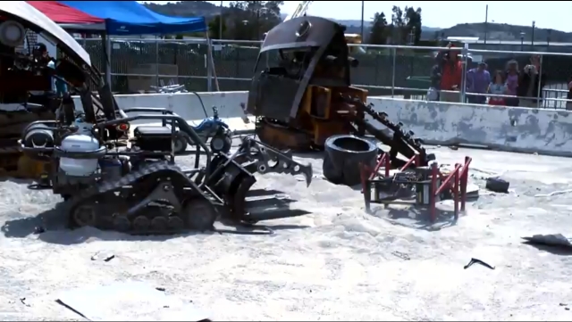 Утилизация металлолома с помощью роботов (видео)