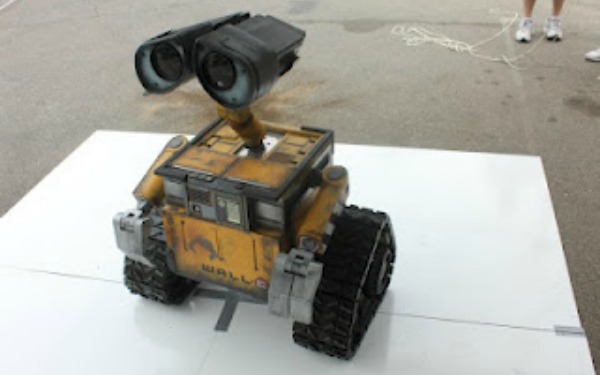 Действующая реплика робота Wall-E (видео)