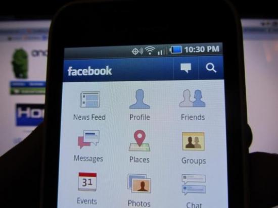 Работников Facebook обязали пользоваться только гуглофонами