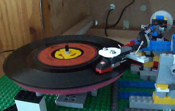 Проигрыватель виниловых дисков из Lego (видео)