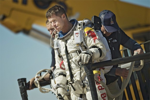 Феликс Баумгартнер совершил рекордный прыжок из стратосферы (2 видео)