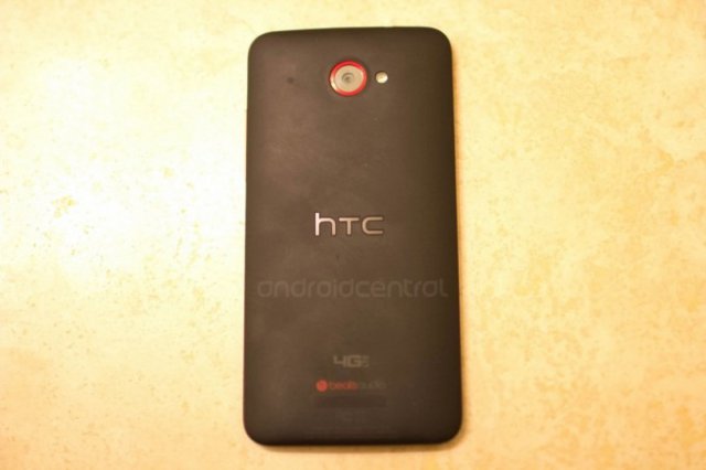 Первые фотографии неанонсированного смартфона HTC DLX (3 фото)