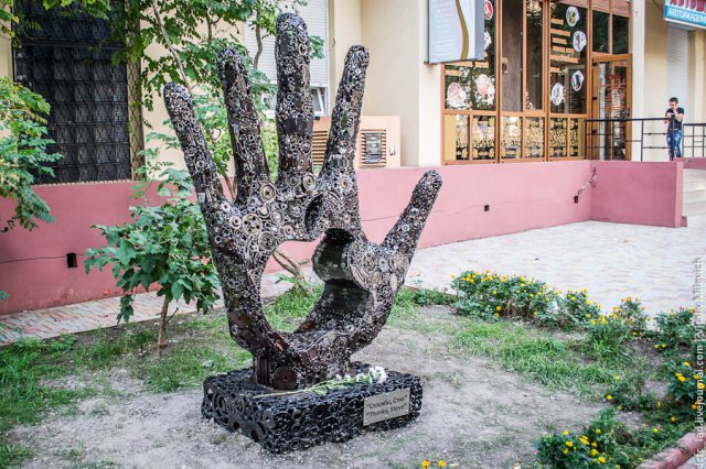 Памятник Стиву Джобсу в Одессе (8 фото)
