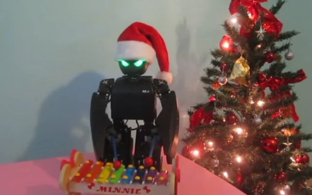 Рождественская музыкальная композиция в исполнении робота (видео)