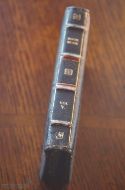 BookBook - оригинальный чехол для iPhone (17 фото)