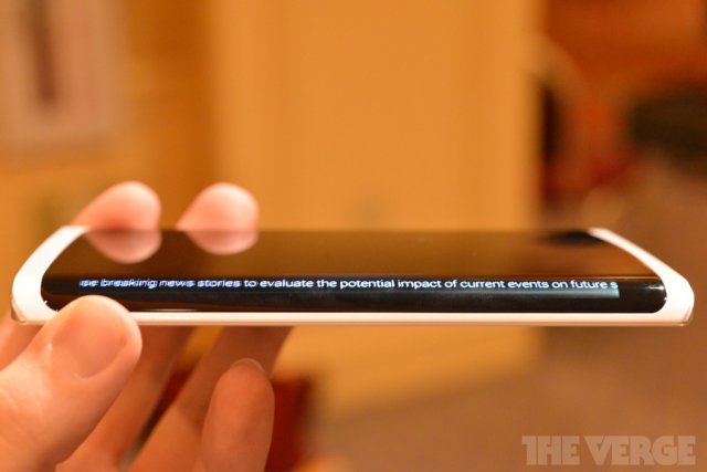 Первый прототип смартфона с гибким дисплеем от Samsung (11 фото + видео)