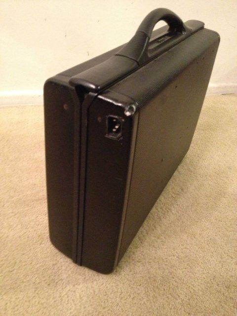 "Игровой ноутбук" из чемодана (8 фото)
