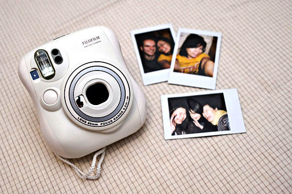 FujiFilm 25 Instax Mini - камера для моментальных мини-снимков (6 фото + видео)