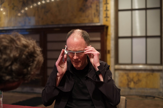 Google Glass хватает всего на 30 минут работы