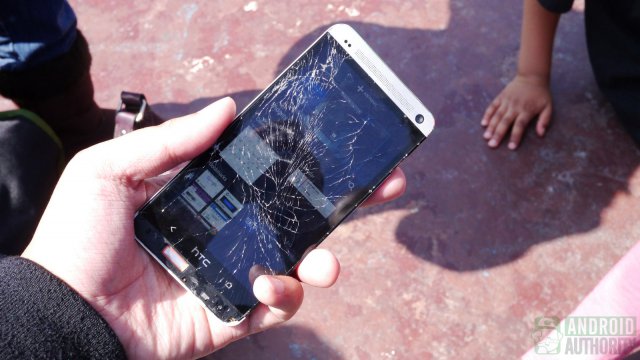 Краштест смартфонов HTC One и iPhone 5 (14 фото + видео)