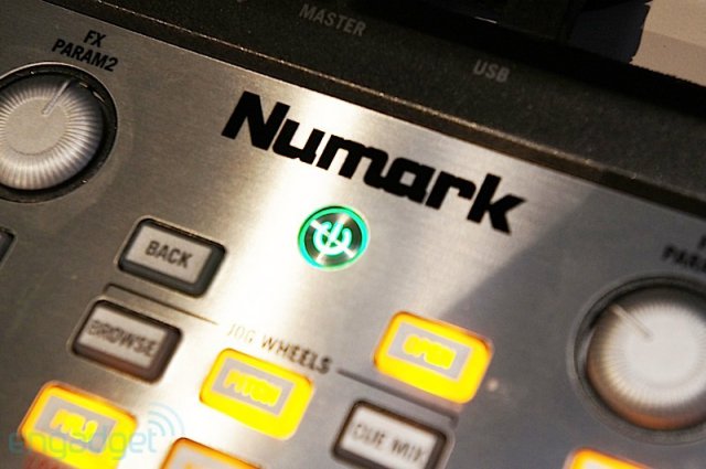Компактный DJ-пульт от Numark (14 фото + видео)