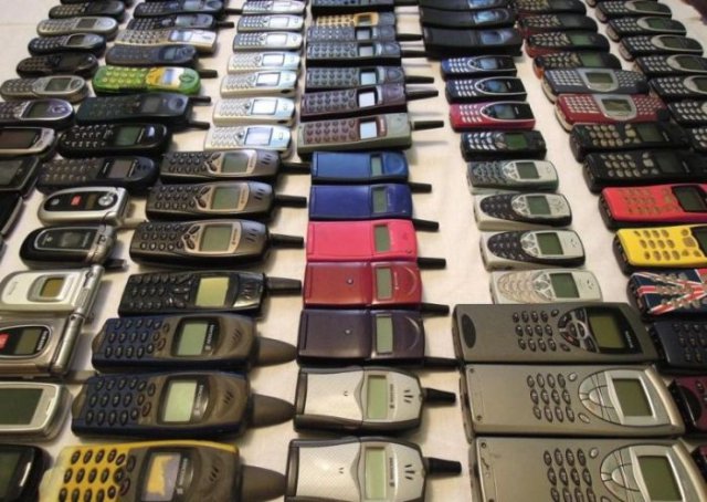 Коллекция мобильных телефонов за 250 евро (7 фото)