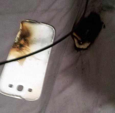 Первый взрыв аккумулятора Galaxy S III (4 фото)