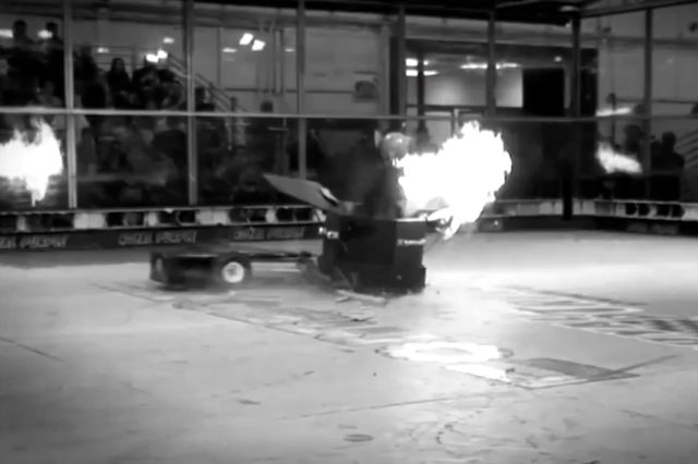 BattleBots - машина уничтожения на базе газонокосилки (видео)