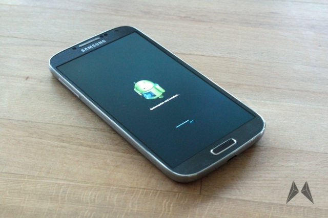 Samsung Galaxy S4 получил первое обновление прошивки
