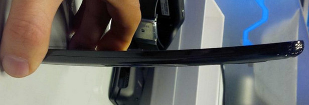 Смартфон LG G Flex с изогнутым дисплеем (5 фото + видео)