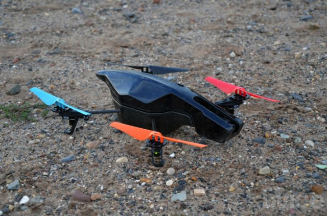 AR.Drone 2.0  - улучшенная летающая модель от Parrot (14 фото)