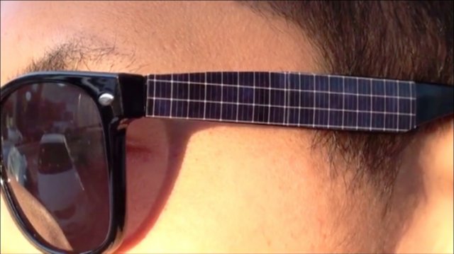 Очки со встроенной солнечной зарядкой (видео)
