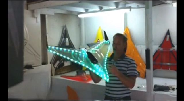 Радиоуправляемый самолёт из поликарбоната (2 фото + видео)