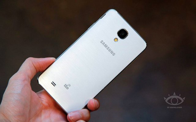 5-дюймовый смартфон Samsung Galaxy J (4 фото)