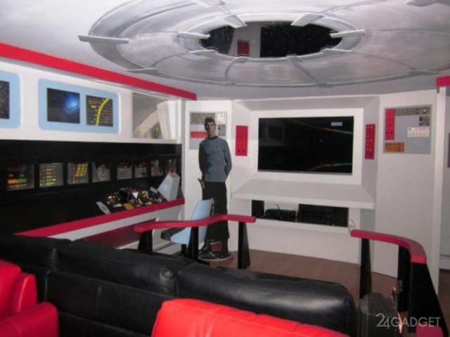 Канадка превратила свой дом в космический корабль (12 фото)