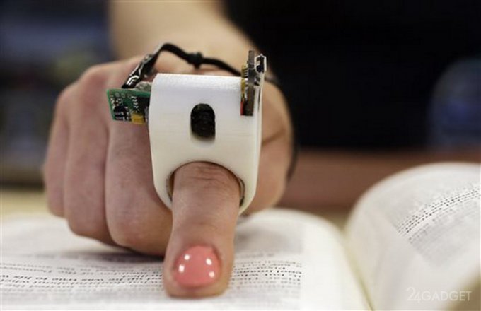 FingerReader - кольцо, которое читает книги для слепых людей (4 фото)